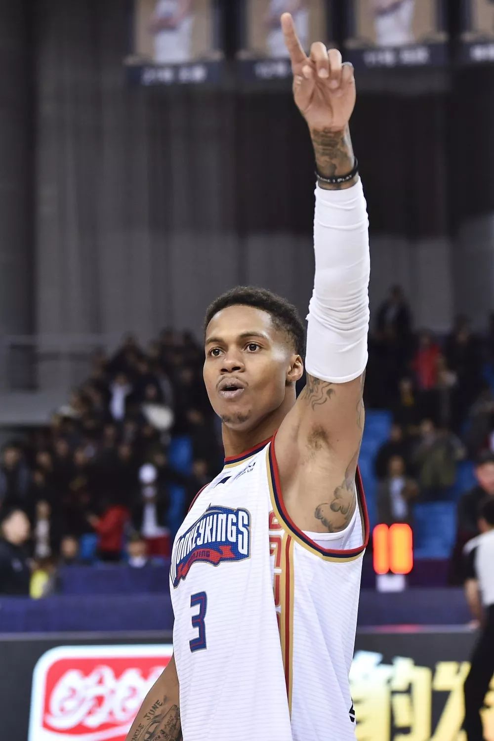 爱游戏-关键时刻金州勇士备战中超，绝杀压哨细节曝光，更衣室稳定，临场指挥获称赞(勇士vs雷霆超远绝杀全场回放超清中文版)