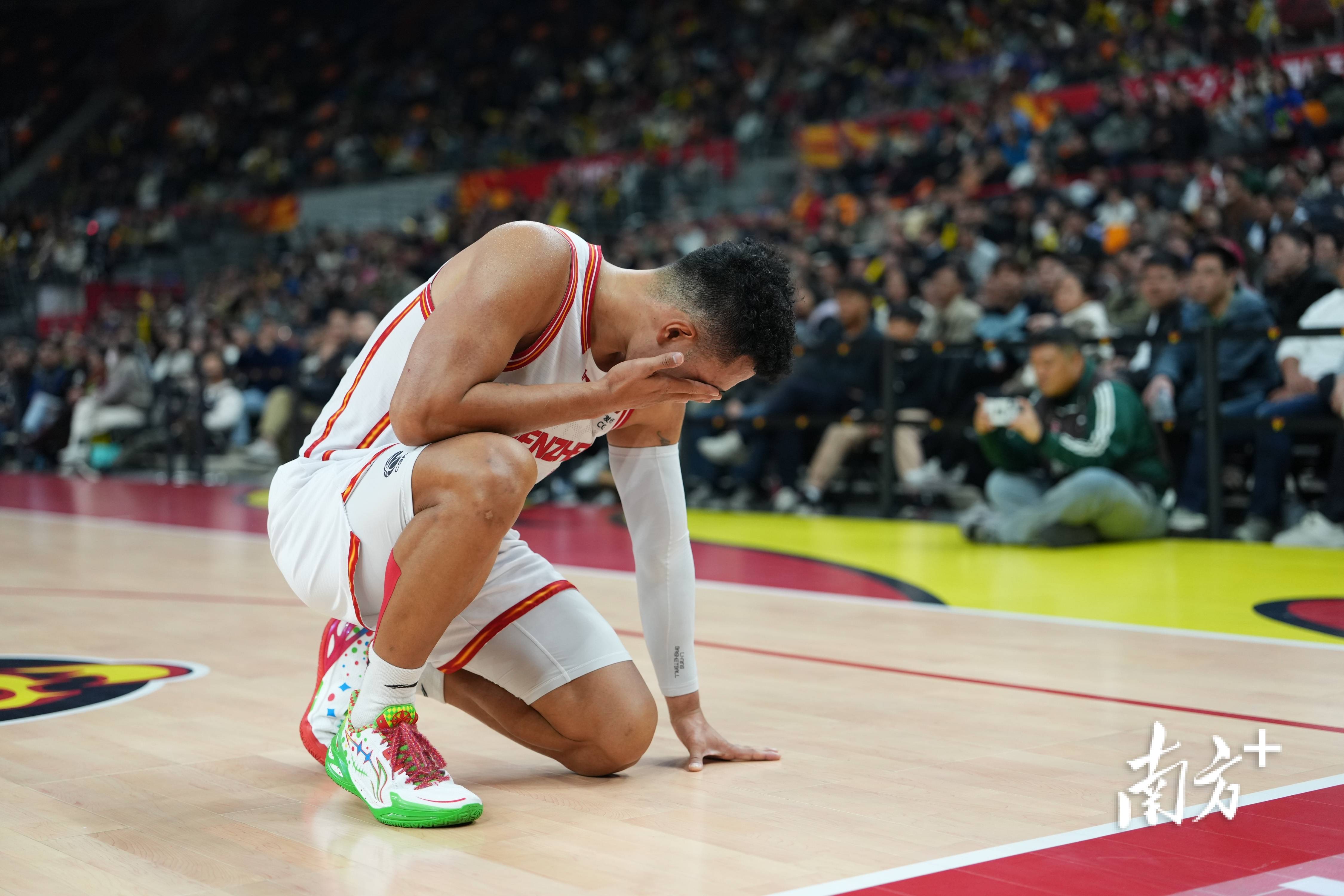 爱游戏-凯里欧文比赛全场回放